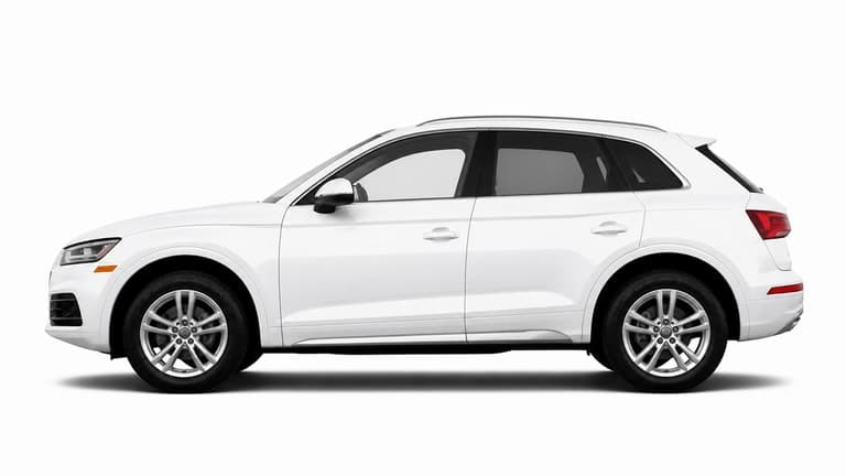Белый Audi Q5 на белом фоне