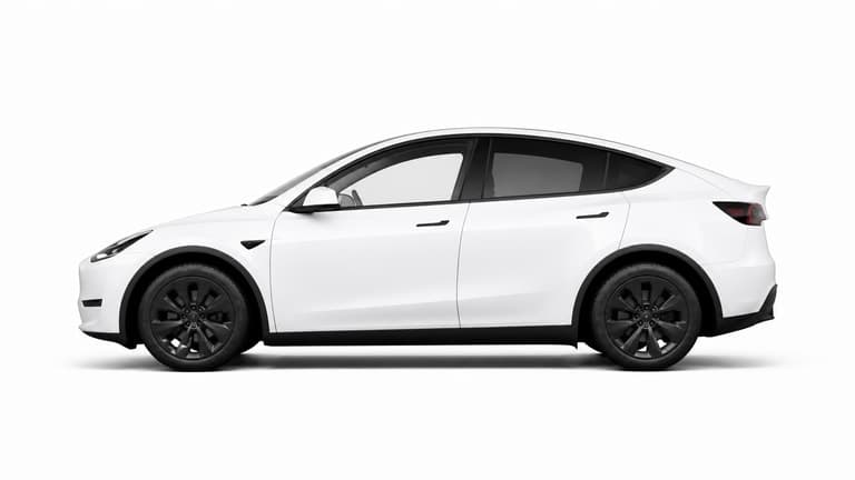 Белый Tesla Model Y на белом фоне